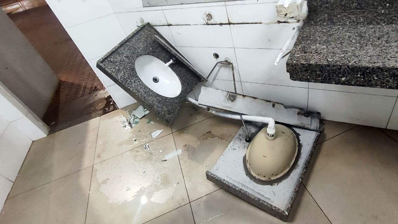 Dupla é levada à delegacia após quebrar mármore no Terminal Sul de Cascavel