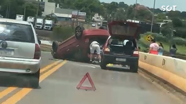 Imagem referente a notícia: Capotamento interdita viaduto da Avenida Olindo Periolo entre Pacaembu e Cascavel Velho