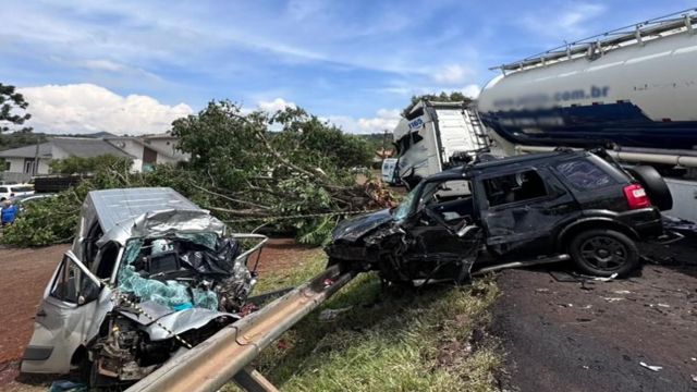Imagem referente a notícia: Colisão frontal mata motorista e deixa três feridos graves na BR-277, no Paraná