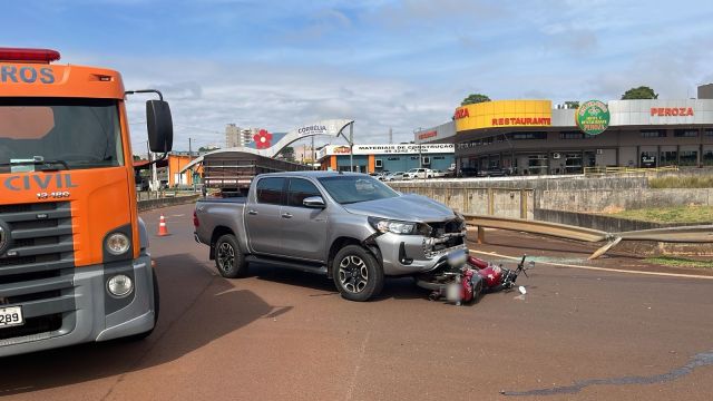 Motociclista e passageira ficam feridos após batida com caminhonete na BR-369, em Corbélia; Moto ficou presa embaixo da Hilux