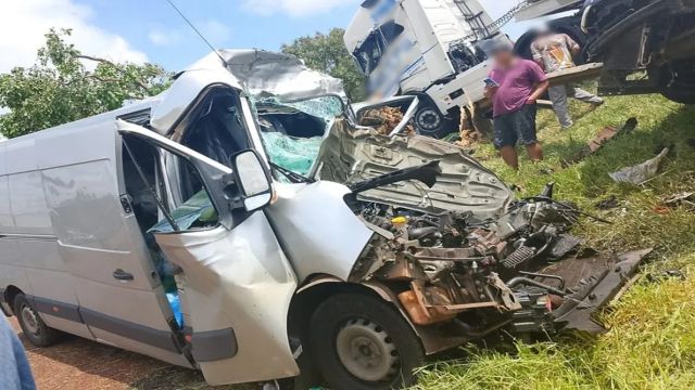Imagem referente a notícia: Colisão frontal mata motorista e deixa três feridos graves na BR-277, no Paraná