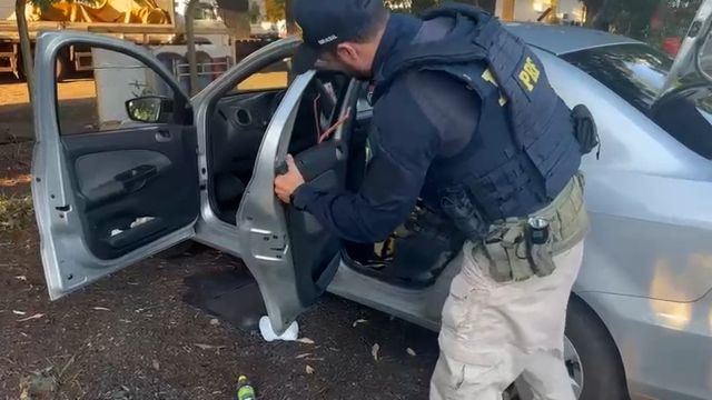 PRF apreende quase 130 kg de drogas em carro com crianças no norte do Paraná