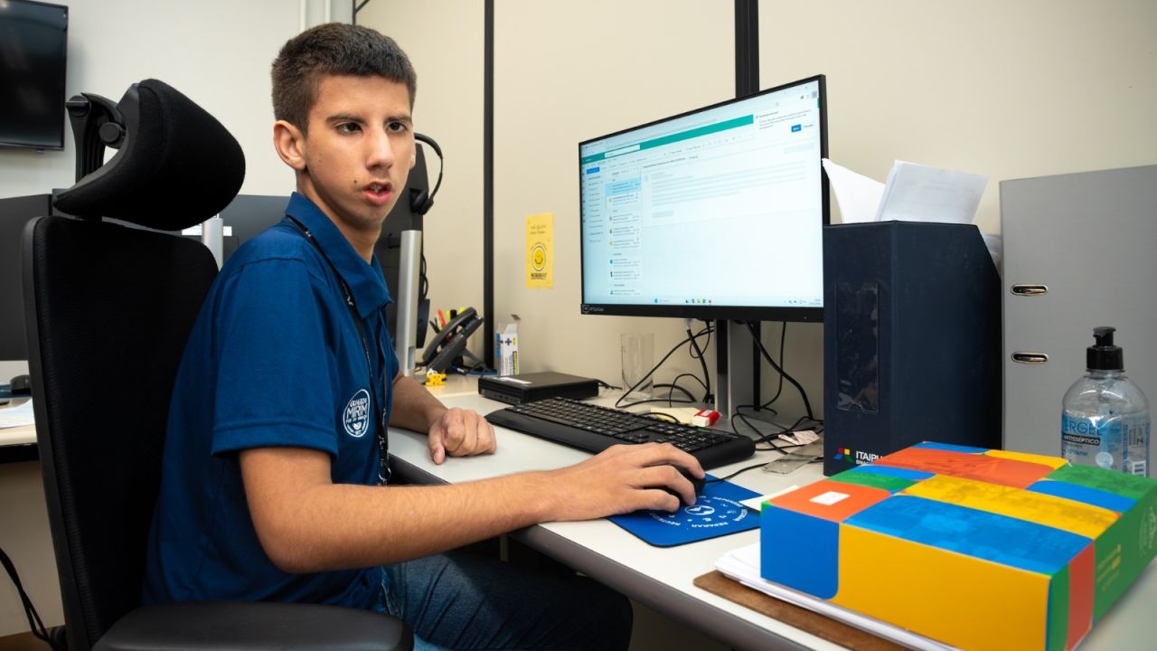 Itaipu integra jovem neurodivergente ao Programa de Iniciação ao Trabalho