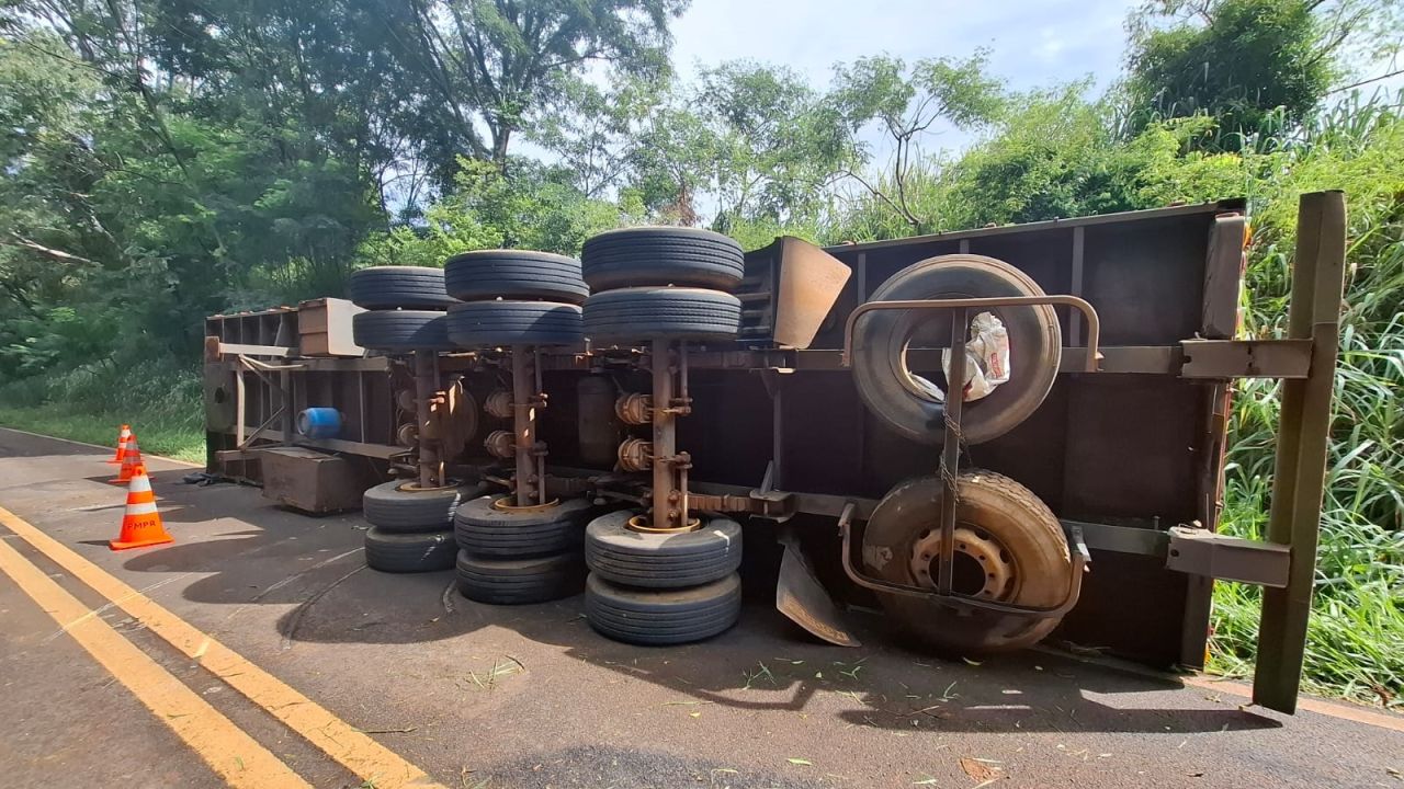 Caminhão de Cascavel tomba e interdita totalmente a PR-590 em Ramilândia