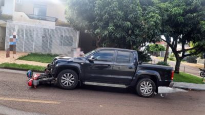 Imagem referente a notícia: Motociclista fica gravemente ferida após violenta colisão com Amarok no bairro Alto Alegre, em Cascavel