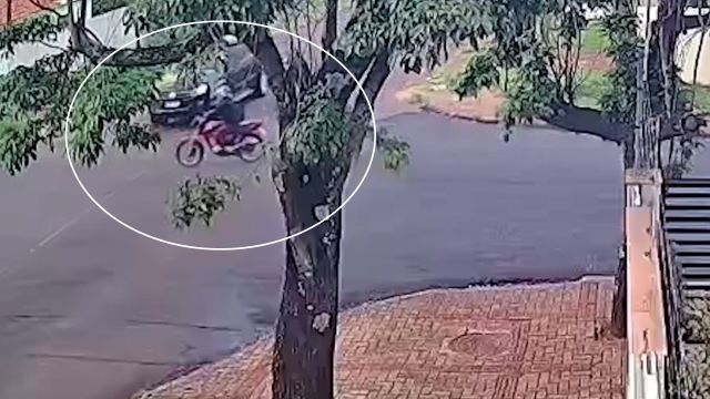 Imagem referente a notícia: Motociclista fica gravemente ferida após violenta colisão com Amarok no bairro Alto Alegre, em Cascavel