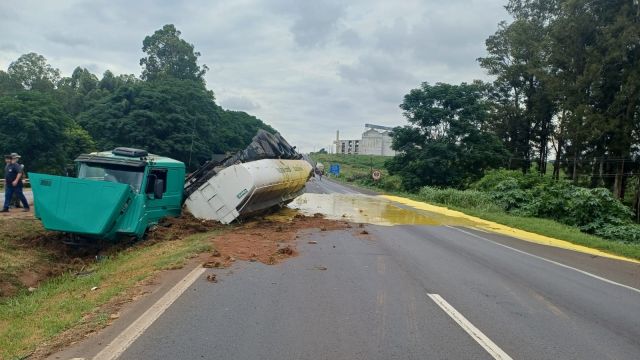Carreta tomba, espalha óleo vegetal e deixa ferido grave após pneu estourar em rodovia do Paraná