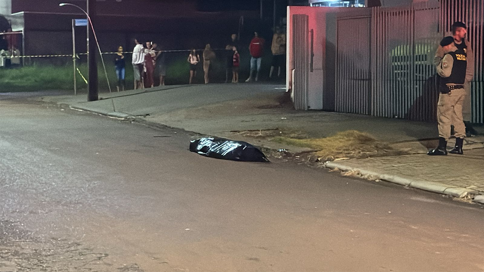 Imagem referente a notícia: Mulher é morta a tiros em via pública após discussão com o "ex-companheiro" no Loteamento Belmonte, em Cascavel