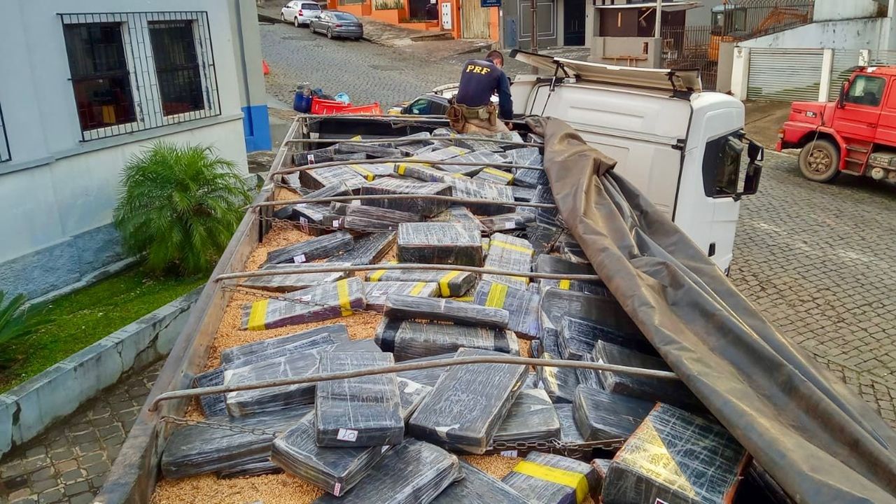 PRF apreende mais de 1,6 tonelada de maconha escondida em carga de soja na BR-277, em Irati