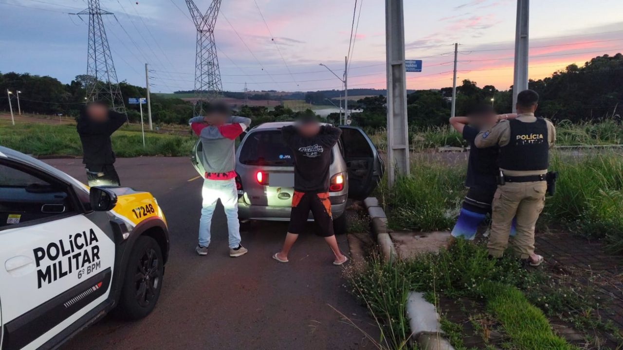 Adolescente é flagrado dirigindo carro irregular e passageiro tenta descartar maconha durante abordagem da PM