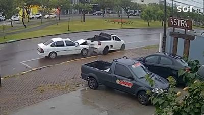 Imagem referente a notícia: Ambulância do Samu presencia batida e atende motorista segundos após acidente em Cascavel