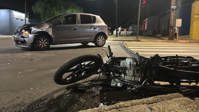 Imagem referente a notícia: Casal fica ferido após colisão entre moto e carro no Jardim Clarito em Cascavel