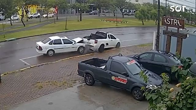 Imagem referente a notícia: Ambulância do Samu presencia batida e atende motorista segundos após acidente em Cascavel