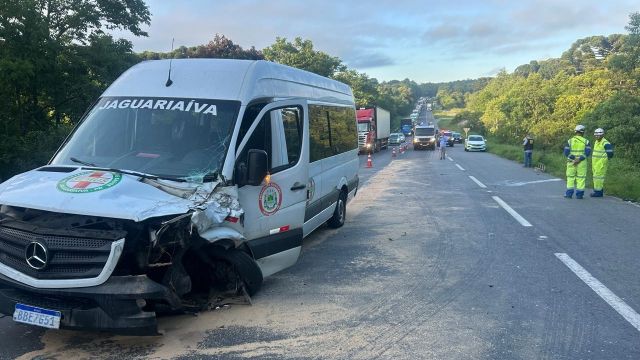 Imagem referente a notícia: Colisão na BR-277 provoca 5 km de lentidão em Campo Largo após van da saúde bater em bitrem