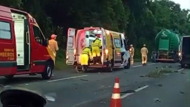 Imagem referente a notícia: Colisão frontal na BR-373 deixa uma mulher morta e cinco feridos graves em Candói