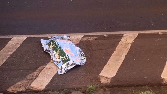Imagem referente a notícia: Mulher morre após ser atropelada por caminhão sob viaduto na PRc-467, em Cascavel