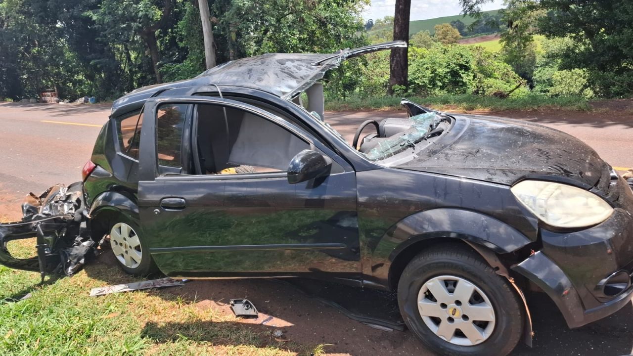 Ônibus e carro batem na PR-239 e deixam dois feridos em Nova Aurora