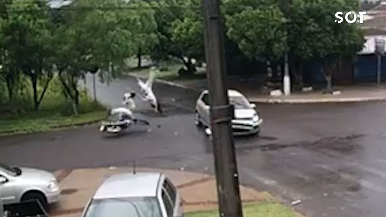 Motorista embriagado foge após atropelar moto e deixa adolescente em estado grave no bairro Brasília em Cascavel