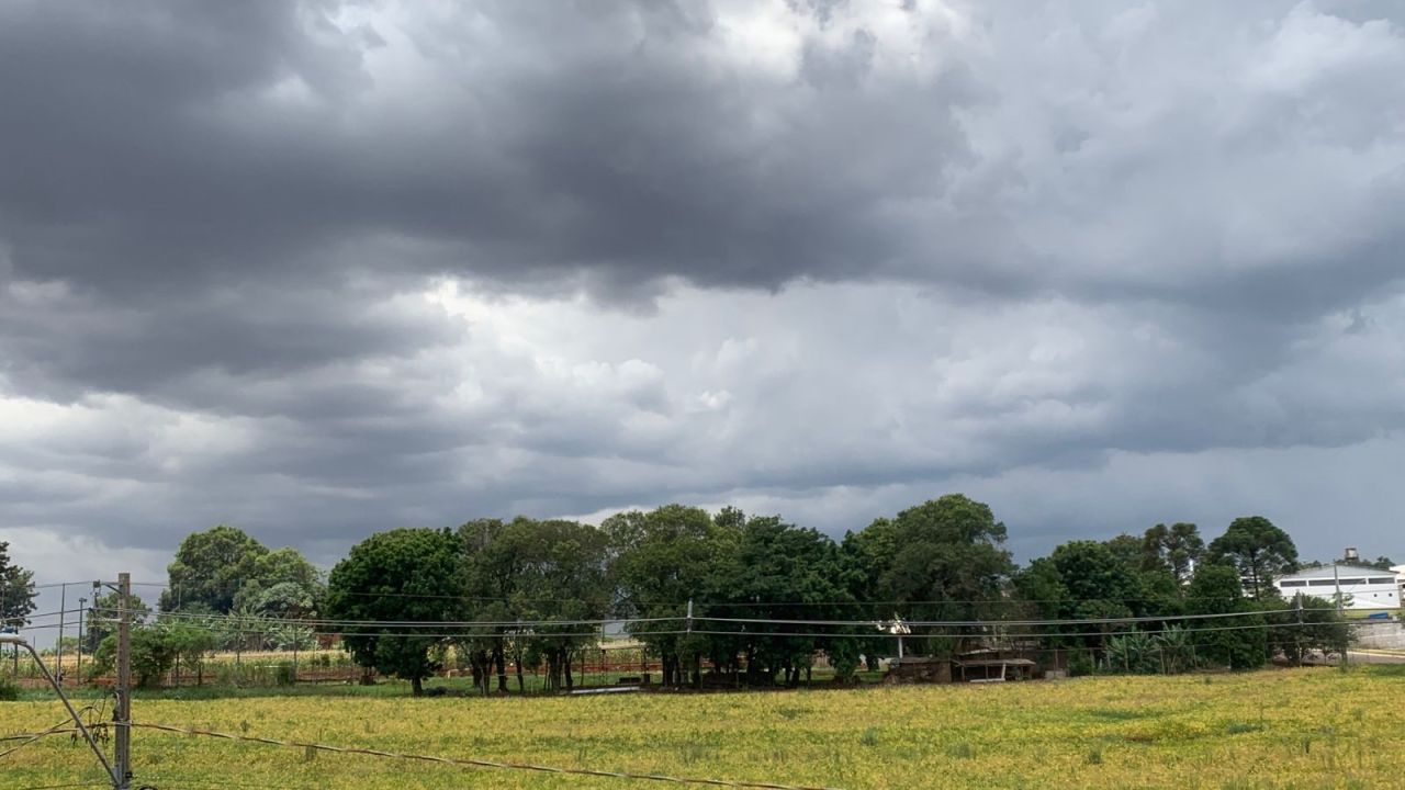 Chuva praticamente garantida: Cascavel entra em sábado com 96% de chance de pancadas