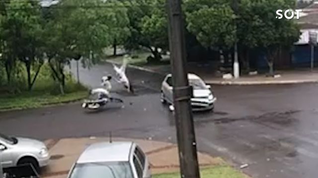 Imagem referente a notícia: Motorista embriagado foge após atropelar moto e deixa adolescente em estado grave no bairro Brasília em Cascavel