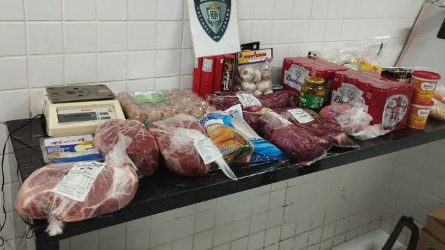 Imagem referente a notícia: Achou que era grátis: tentativa de furto em supermercado acaba com dois presos em Cascavel