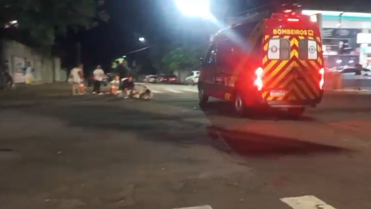 Motociclista fica gravemente ferido após colisão com carro em cruzamento semaforizado no Centro de Cascavel