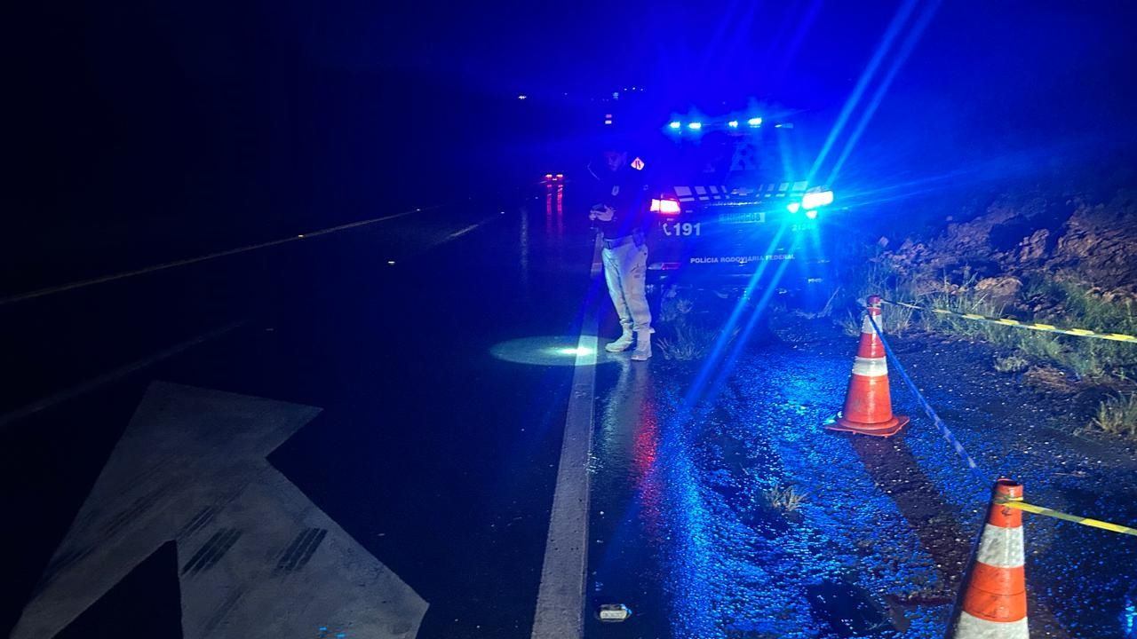 Pedestre morre atropelado por carreta na BR-277 em Palmeira