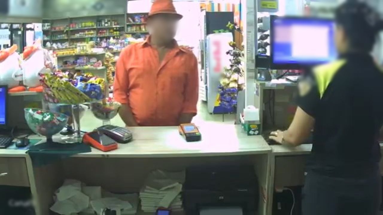 Idoso é flagrado urinando dentro de conveniência em posto de combustíveis de Cascavel