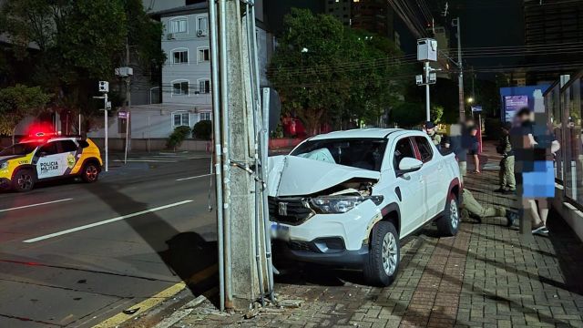 Motorista foge após destruir placa e atingir poste em frente ao Hospital de Olhos