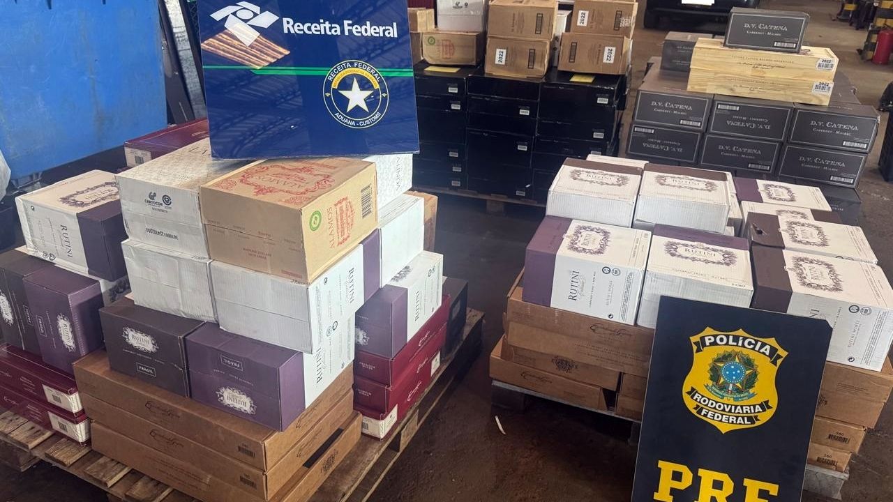 Receita Federal apreende 400 caixas de vinho estrangeiro na BR-277, em Cascavel