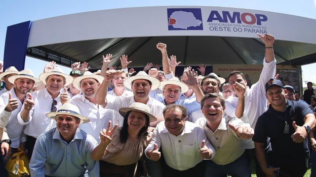 Imagem referente a notícia: AMOP recebe governador e secretários no Show Rural