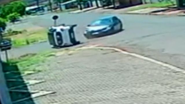 Grave colisão deixa carro capotado e vítima presa às ferragens no Jardim Presidente