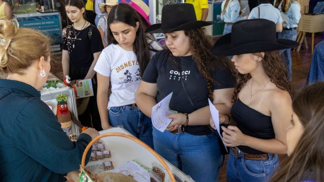 Imagem referente a notícia: Unioeste, Seti e Fundação Araucária expõem projetos no Show Rural