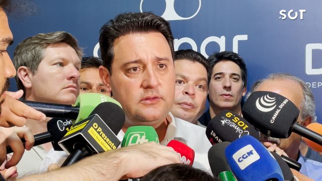 Imagem referente a notícia: Governo do Paraná entregou sete máquinas agrícolas por dia para os municípios desde 2025