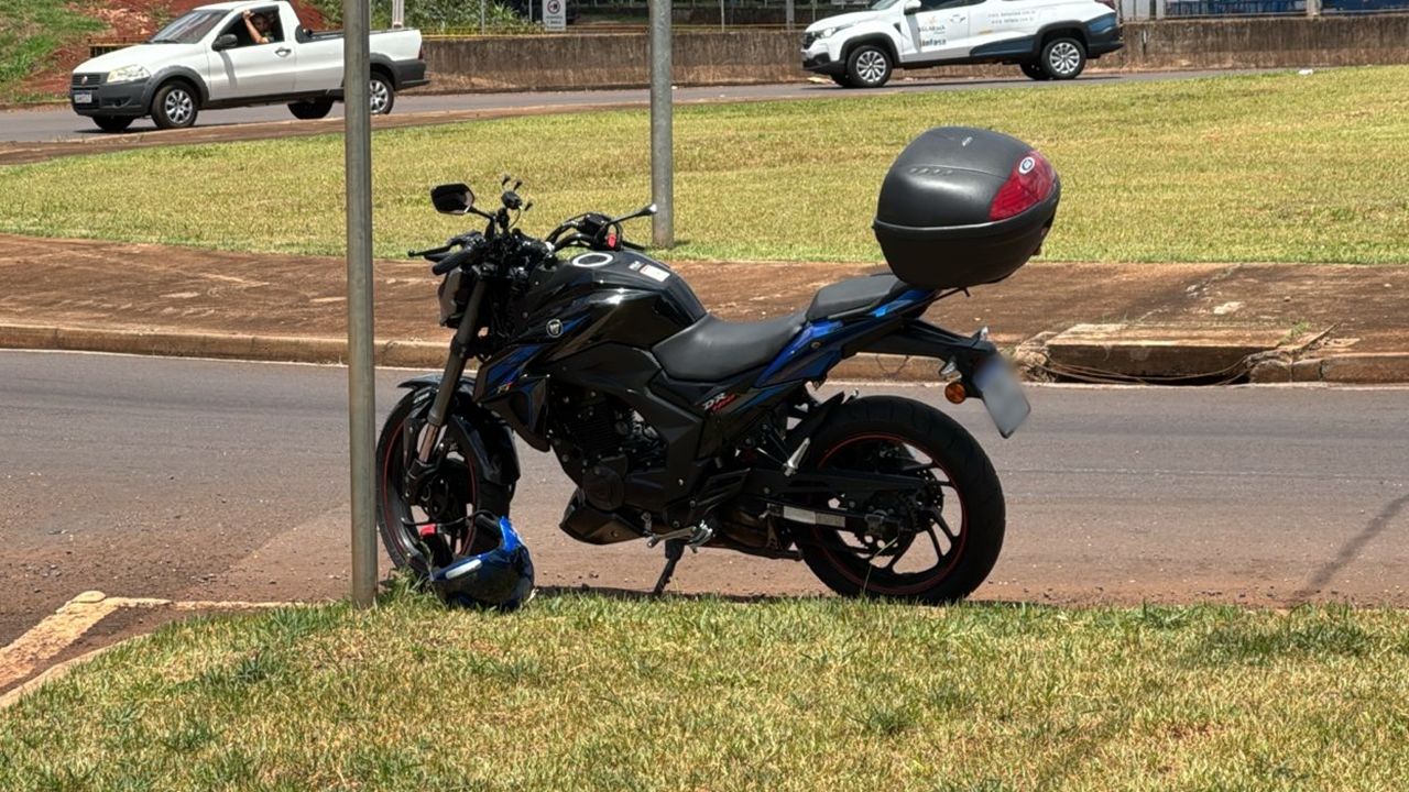 Acidente entre carro e moto deixa ferido no viaduto da Avenida Olindo Periolo em Cascavel