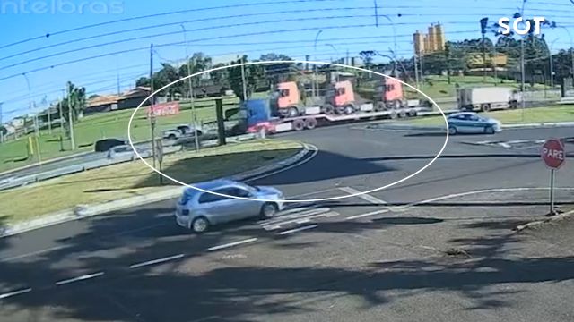 Câmeras flagram grave acidente no Trevo da Portal em Cascavel