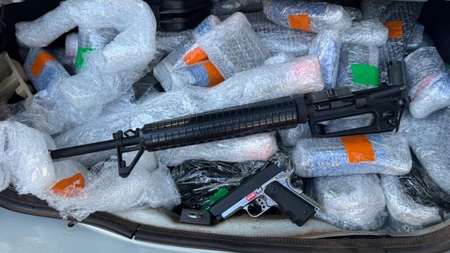 Imagem referente a notícia: PRF apreende armas de airsoft, anabolizantes e eletrônicos na BR-369, em Corbélia