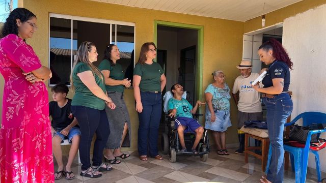 Aluno da APAE de Corbélia recebe equipamento de tecnologia assistiva por meio de parceria entre Itaipu, AMOP e Município