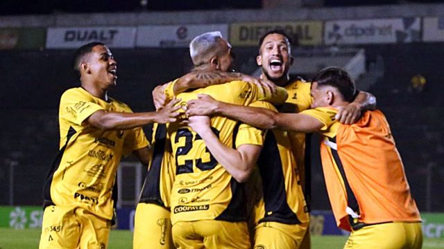 Imagem referente a notícia: FC Cascavel vence de novo o Andraus, confirma permanência na elite e já mira a Série D