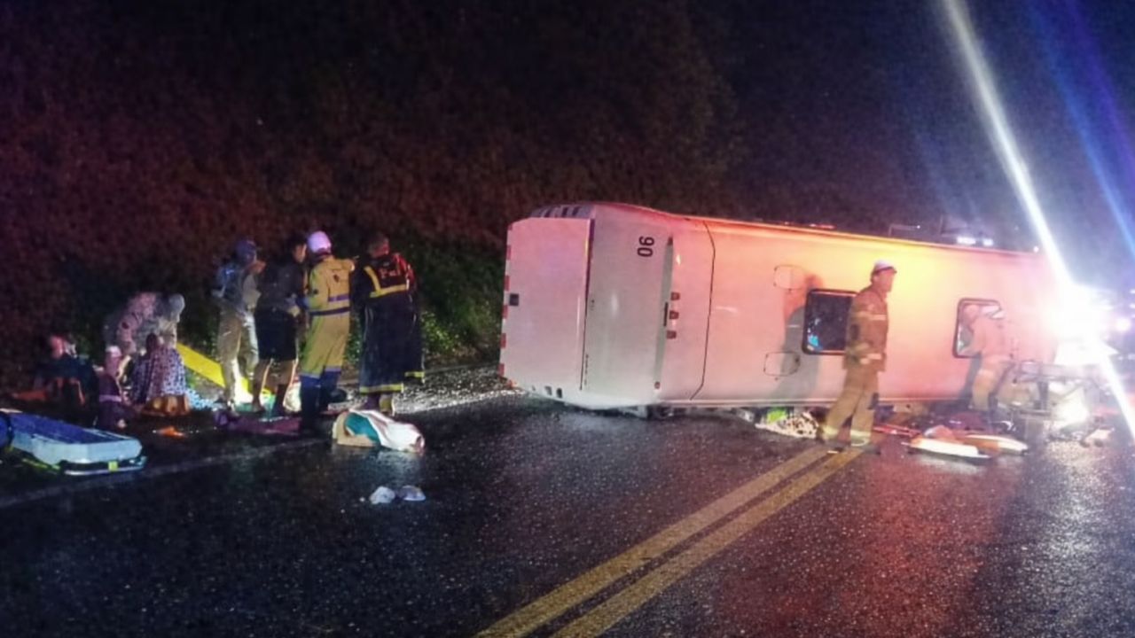 Micro-ônibus do Paraguai tomba na BR-277 em Irati, deixa um morto e interdita a rodovia