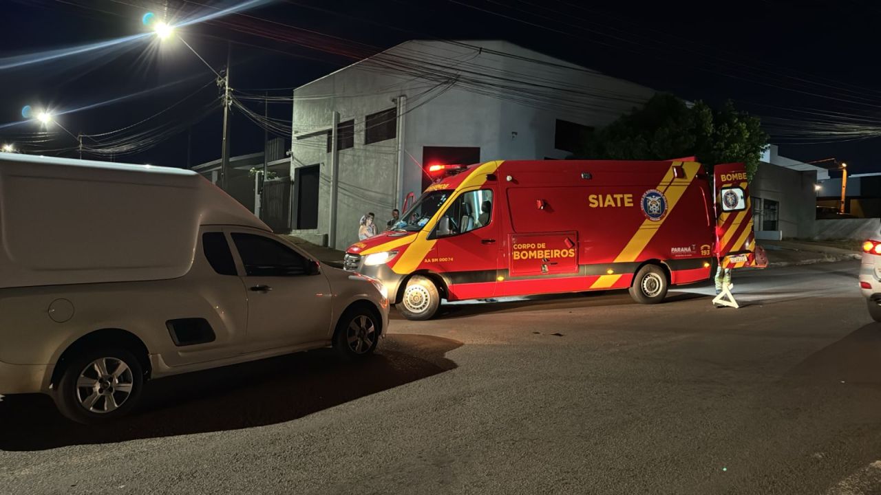 Colisão entre moto e Montana deixa dois jovens feridos e mobiliza socorristas no Bairro Periolo, em Cascavel