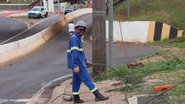 Prefeitura de Cascavel inicia retirada de postes para melhorar acesso de carretas no viaduto do XIV de Novembro