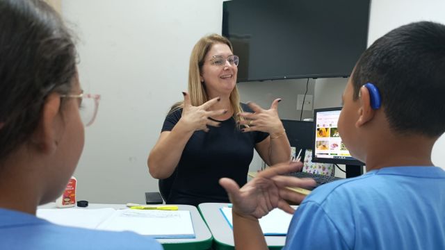 Quer aprender a língua de sinais? Secretaria de Educação abre inscrições para curso gratuito de Libras em Cascavel