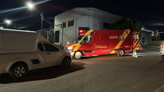 Imagem referente a notícia: Colisão entre moto e Montana deixa dois jovens feridos e mobiliza socorristas no Bairro Periolo, em Cascavel