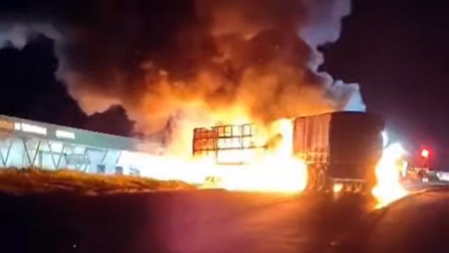 Carretas pegam fogo após colisão na BR-277 e interditam rodovia por horas no Paraná