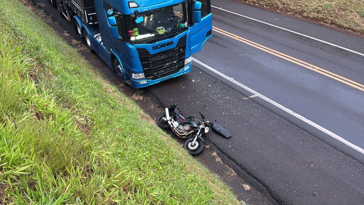 Engavetamento na BR-277 envolve caminhão, moto e carro e deixa motociclista ferido em Cascavel
