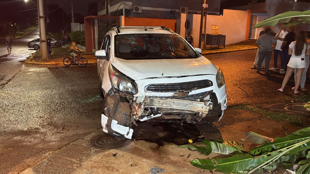 Jovem de 20 anos fica ferido após Spin colidir contra muro de residência no Jardim Presidente em Cascavel