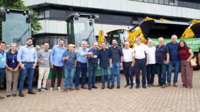 Imagem referente a notícia: Cascavel acelera o agro com investimento milionário em máquinas para estradas rurais durante o Show Rural