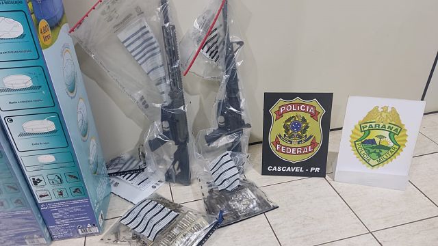 Imagem referente a notícia: Armas de guerra que seriam enviadas para Salvador e são interceptadas em empresa de transportes aéreos em Cascavel