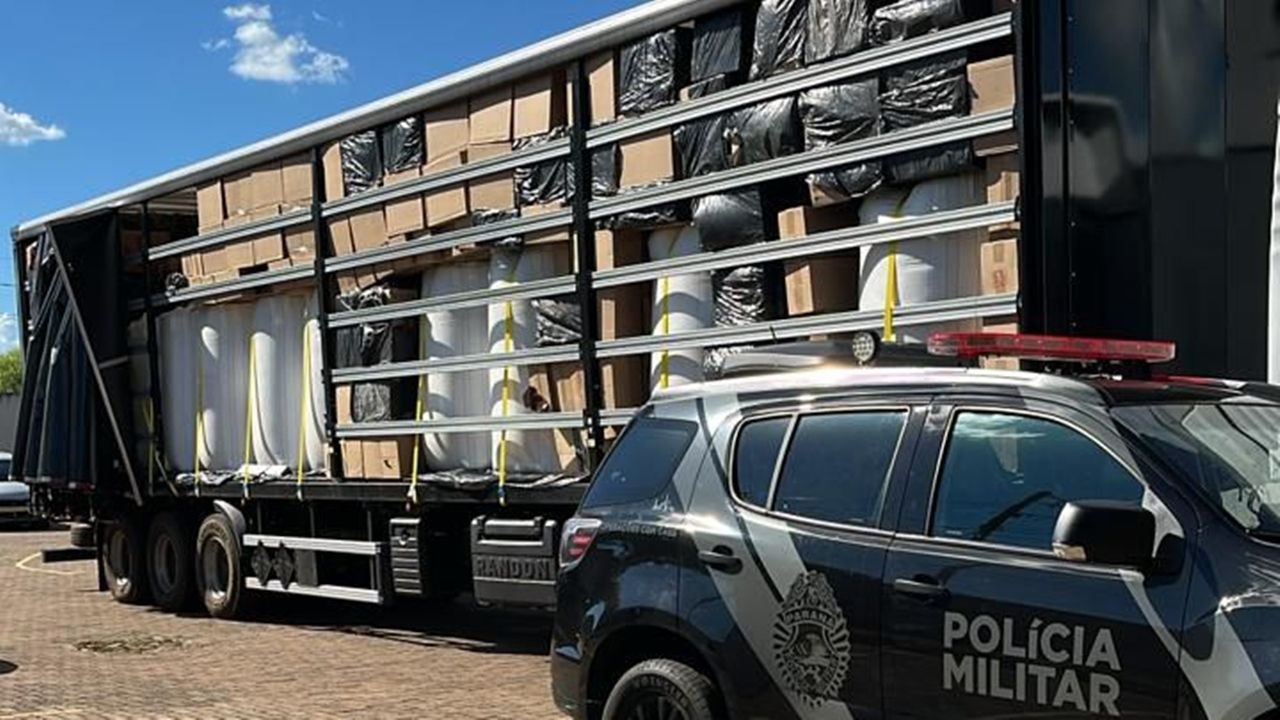 Caminhão na BR-369 levava carga milionária de cigarros do Paraguai e acaba interceptado no Paraná